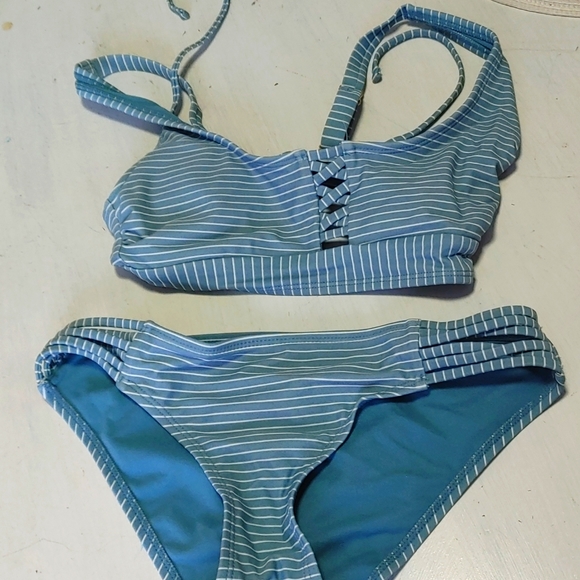 Bikini - Picture 1 of 4